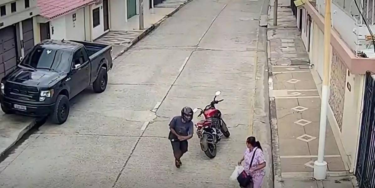 El conductor de una camioneta embistió a un ladrón que asaltó a una mujer en el norte de Guayaquil