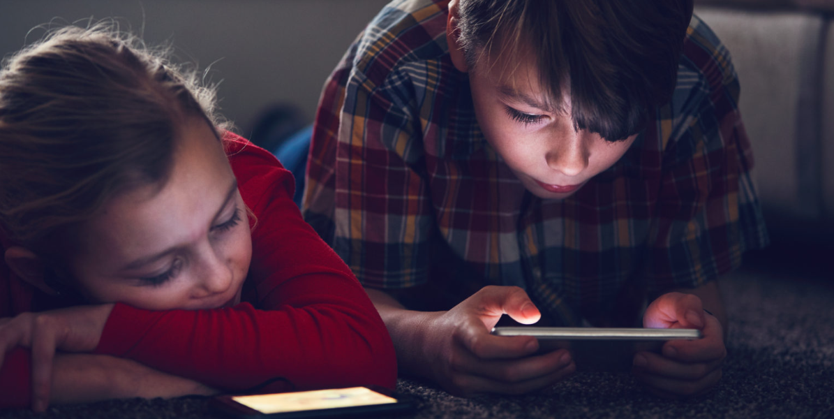 Uno de cada ocho videos que consumen los niños en redes sociales tienen mensajes de grupos delictivos