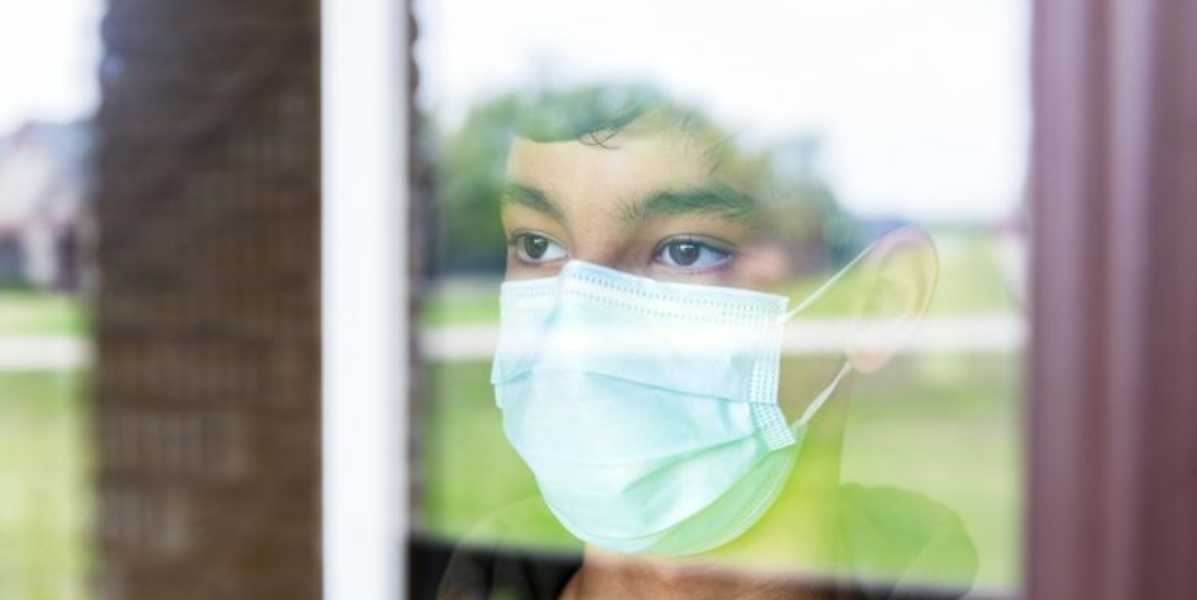 “Soy feo, madre”: los jóvenes que todavía usan mascarilla por vergüenza de mostrar su rostro