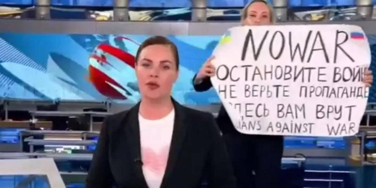 Rusia y Ucrania: una mujer interrumpe un noticiario ruso con un cartel en contra de la guerra