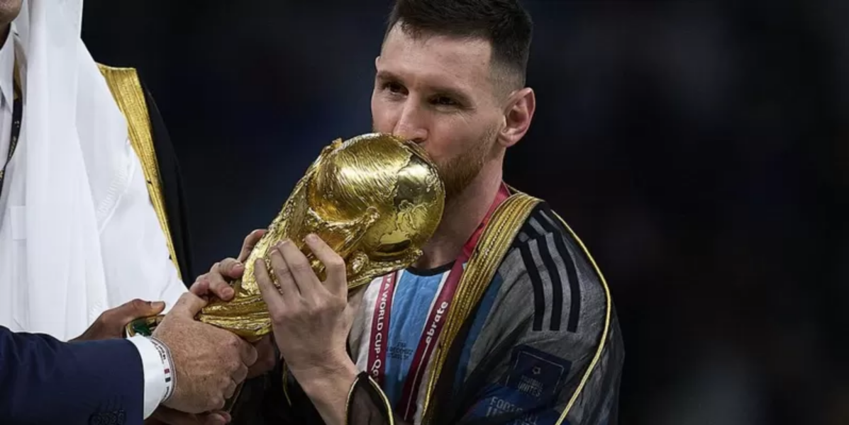 Qatar 2022: ¿qué es el bisht, la túnica negra y dorada con la que Messi recibió la Copa del Mundo?