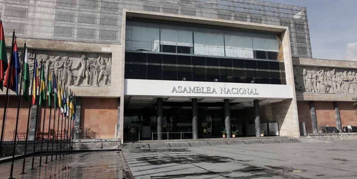 Un exfuncionario de la Asamblea Nacional apareció muerto en la terraza del Parlamento