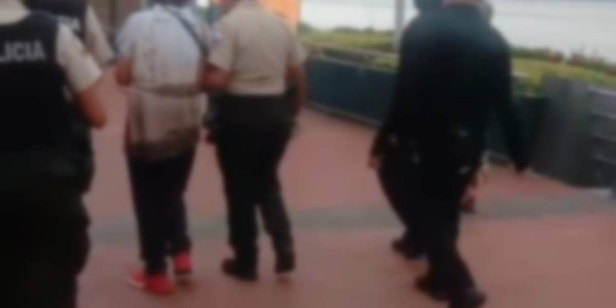 Un hombre que fotografió a menores en el Malecón 2000 fue entregado a la Policía Nacional