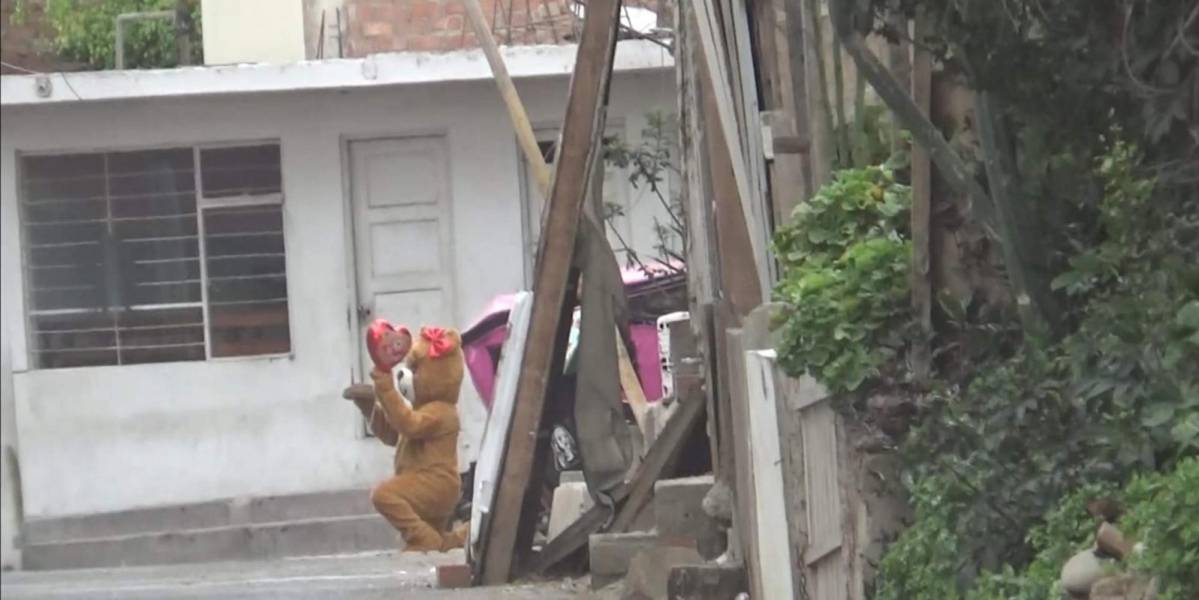 Un policía de Perú se disfraza de oso gigante de San Valentín para detener a una delincuente