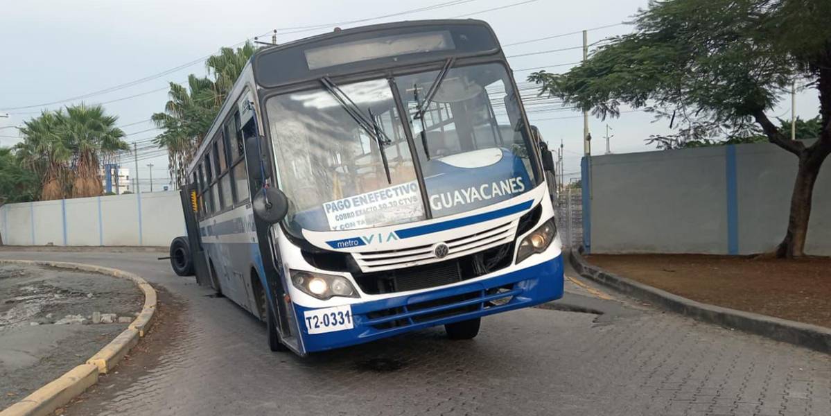 Un bus de la Metrovía, que llevaba pasajeros, se quedó sin llanta mientras llegaba a la Terminal Río Daule