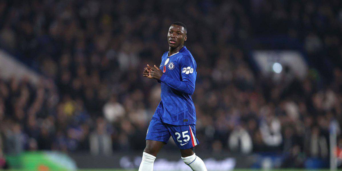 Moisés Caicedo jugó el peor partido de su temporada ante el Arsenal, asegura la prensa inglesa