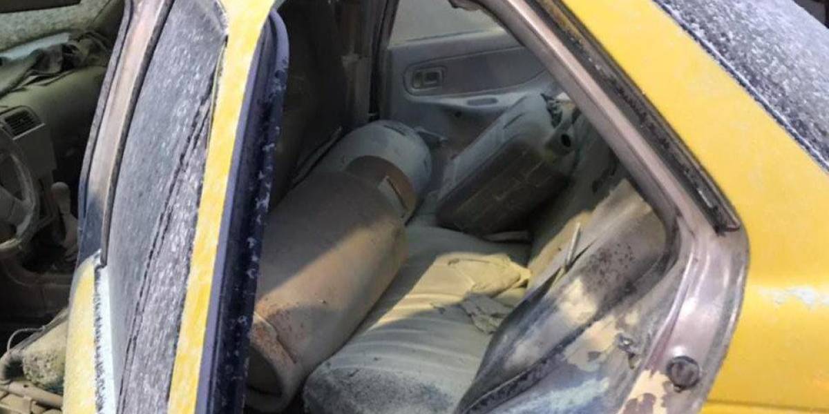 Ecuador bajo ataque: Policía halló taxi incendiado con dos tanques de gas en su interior, en el sur de Quito
