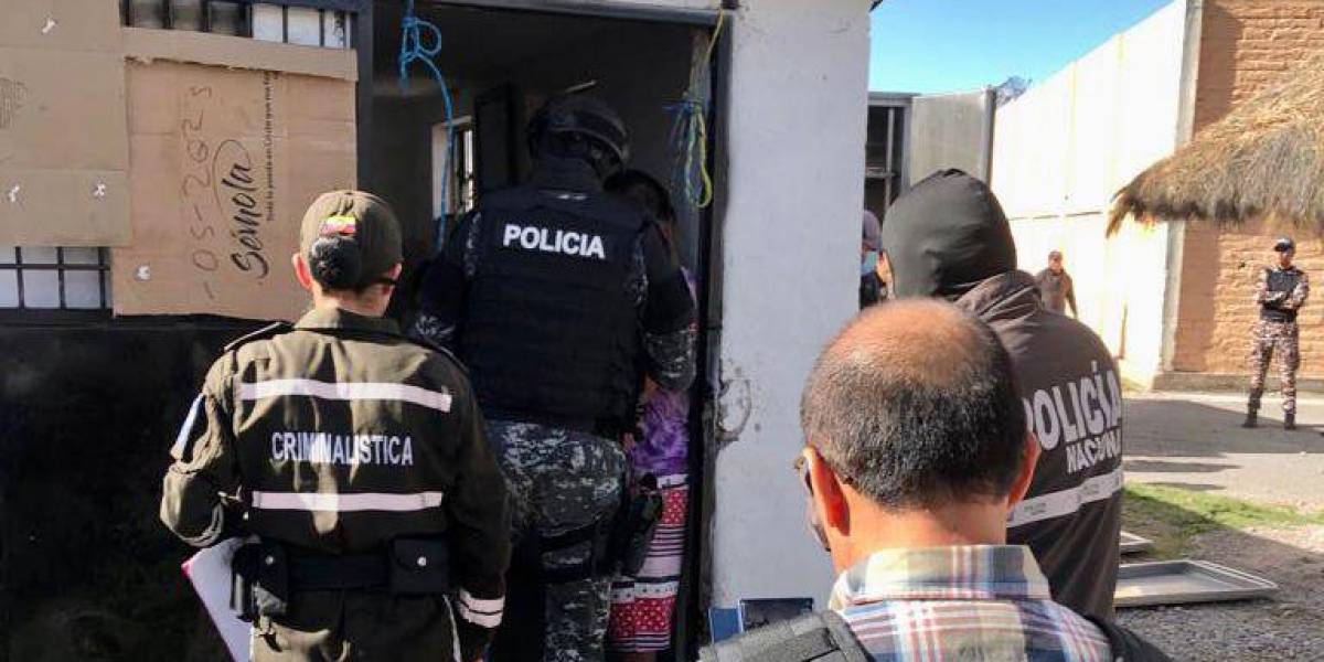 En la cárcel de Chimborazo hallan tres reclusos ahorcados luego de un operativo realizado en la mañana