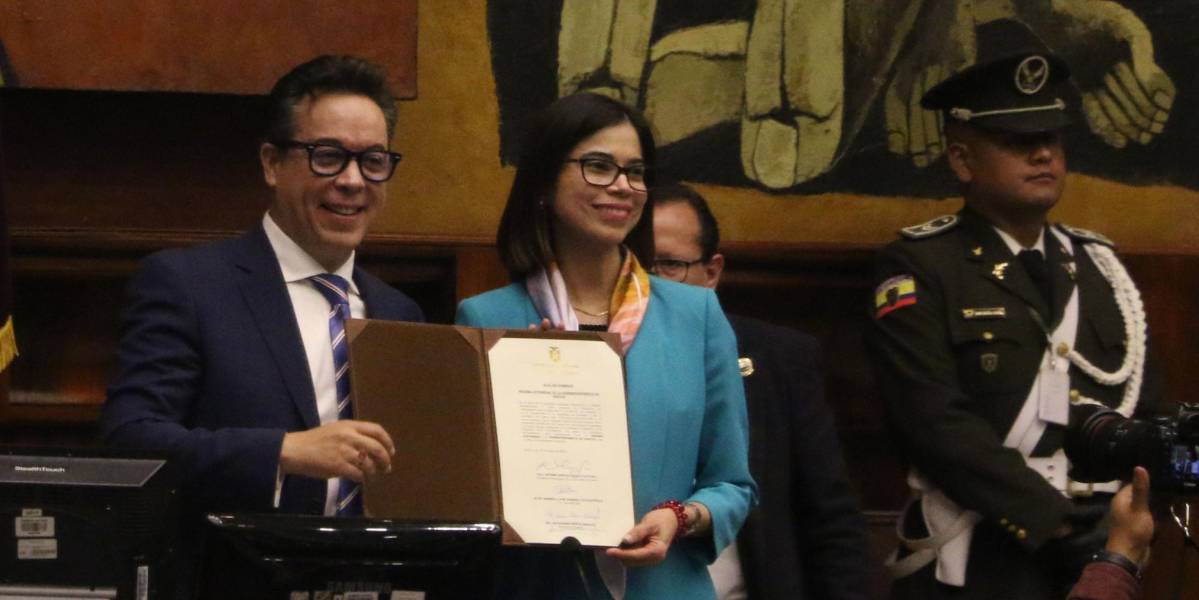 La Asamblea posesionó a Roberto Romero como superintendente de Bancos