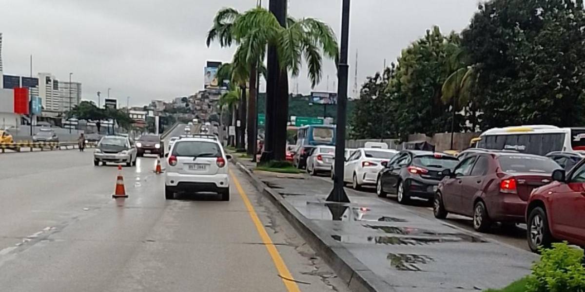 Carril de contraflujo en la Pedro Menéndez ayuda a llegar al centro de Guayaquil, en medio de inundación en la Atarazana