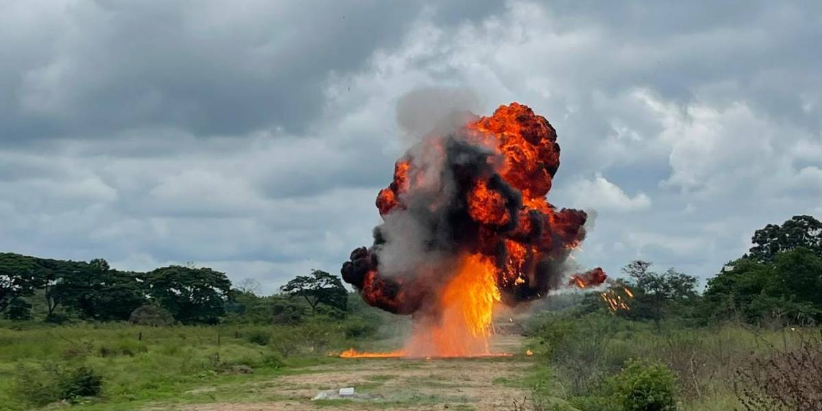Agentes destruyen una pista clandestina en Balzar, Guayas, donde hace dos años hallaron dos vías similares