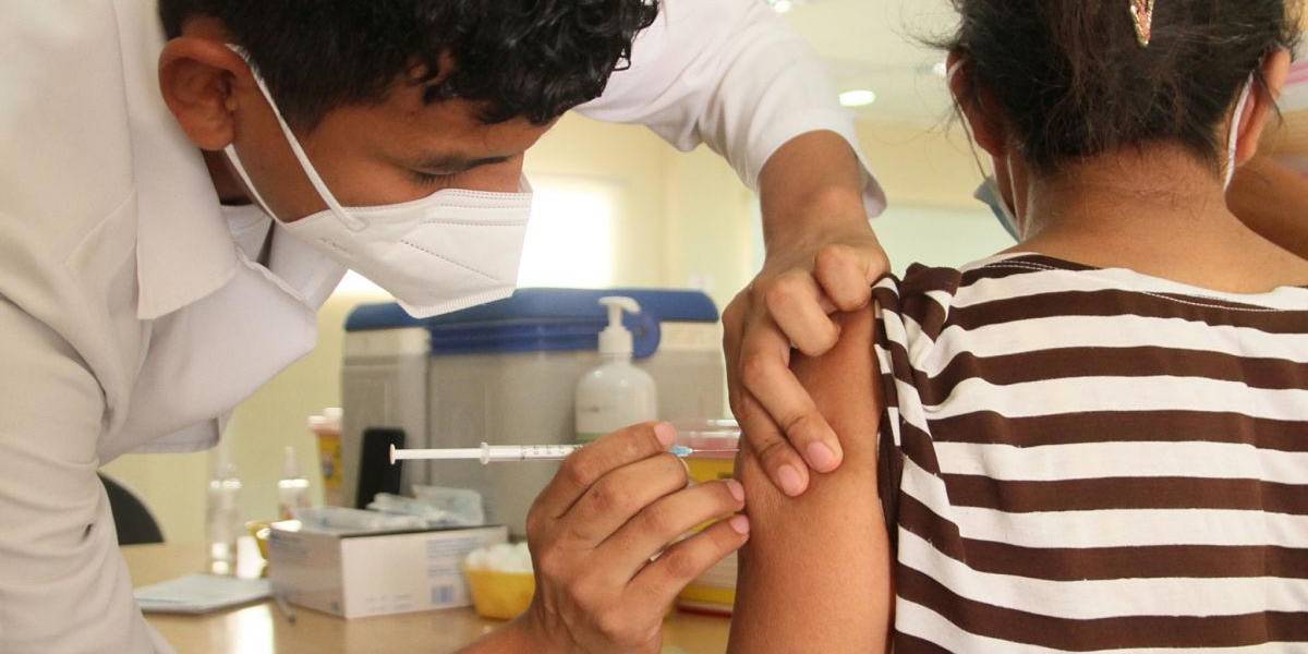 Ecuador aplica refuerzos de vacunas anticovid a adolescentes de 12 a 17 años