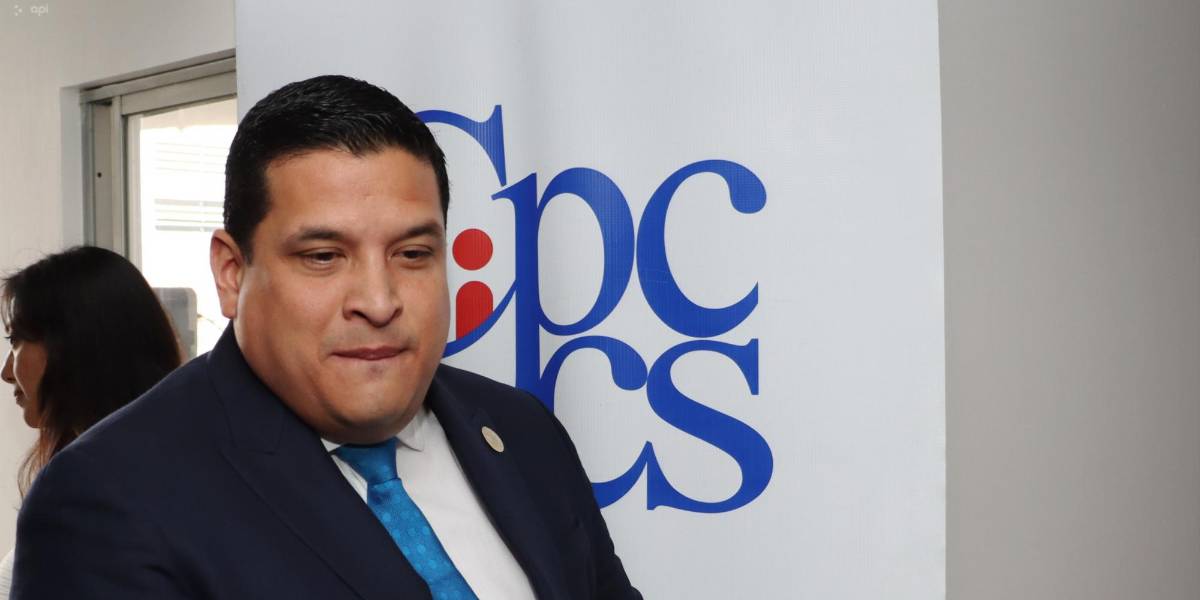 Alembert Vera es multado con USD 22 000 por haber hecho campaña con el correísmo para llegar al CPCCS