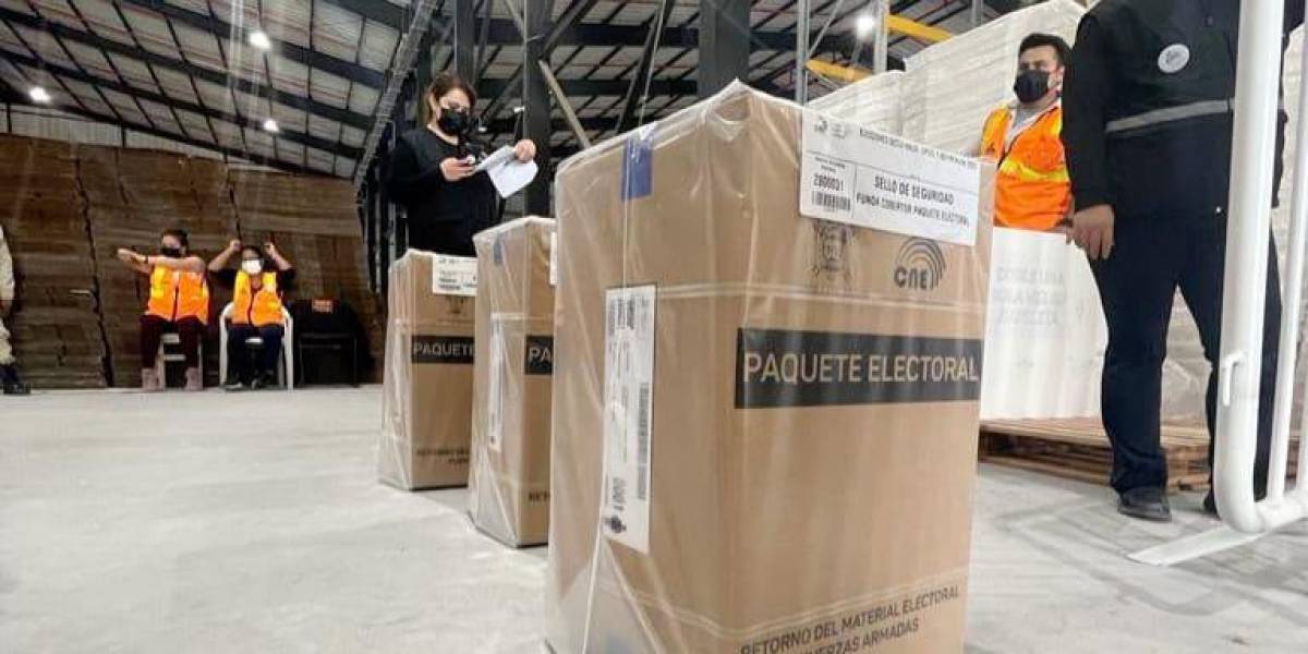 Elecciones Ecuador 2023: inicia la distribución de paquetes electorales