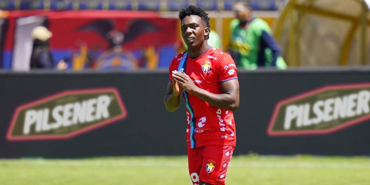 ¿El delantero Djorkaeff Reasco se quedará en El Nacional?