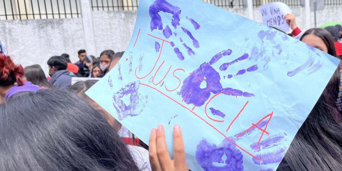 Estudiantes protestaron por violación a una de sus compañeras