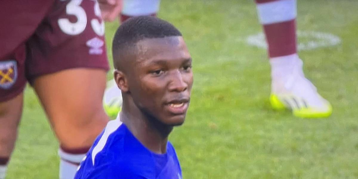 Moisés Caicedo y su reacción tras provocar el penal de la derrota del Chelsea en su debut