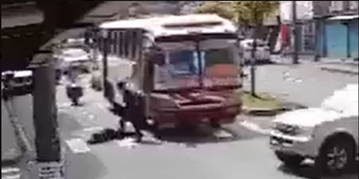 VIDEO | Un cobrador de ruta lanzó a un adulto mayor de un bus en movimiento en Rumiñahui​
