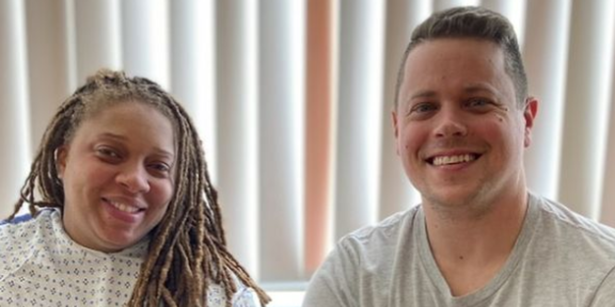 Los gemelos de una pareja de EE.UU. nacieron en diferentes años, uno en 2023 y otro en 2024