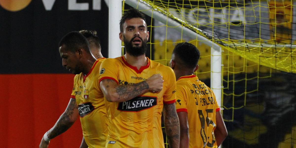 Barcelona gana al Manta con un jugador más