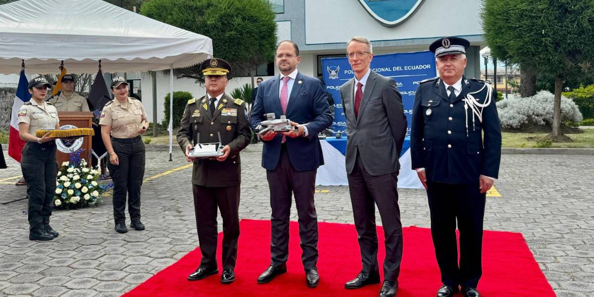 Embajada de Francia entrega tres drones a la Policía Nacional