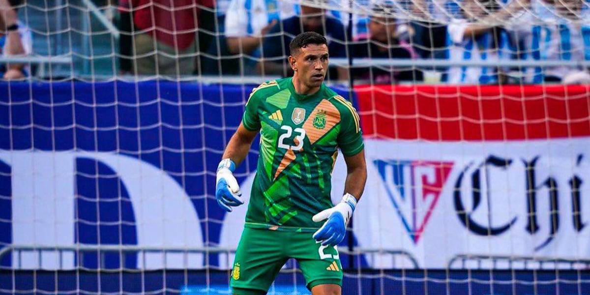 Emiliano Martínez se quejó por el estado del campo de juego: Es un desastre