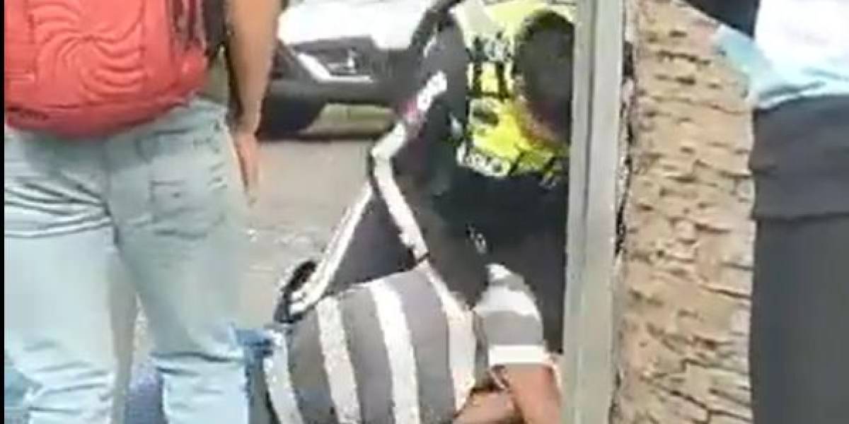 Video registra pelea entre un ciudadano y un agente de tránsito