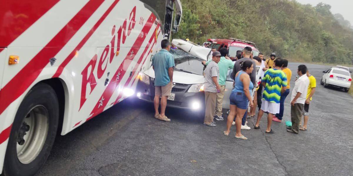 Manabí: Dos médicos del hospital de Bahía de Caráquez fallecieron tras choque