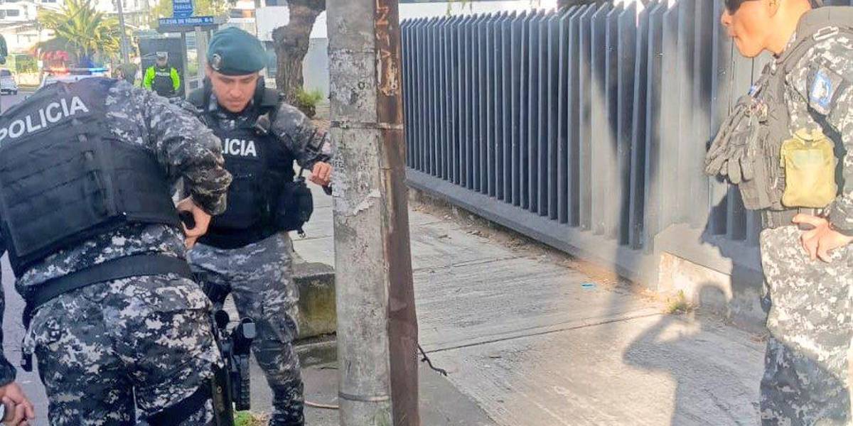 La Policía retira un artefacto explosivo abandonado en una vereda en Quito
