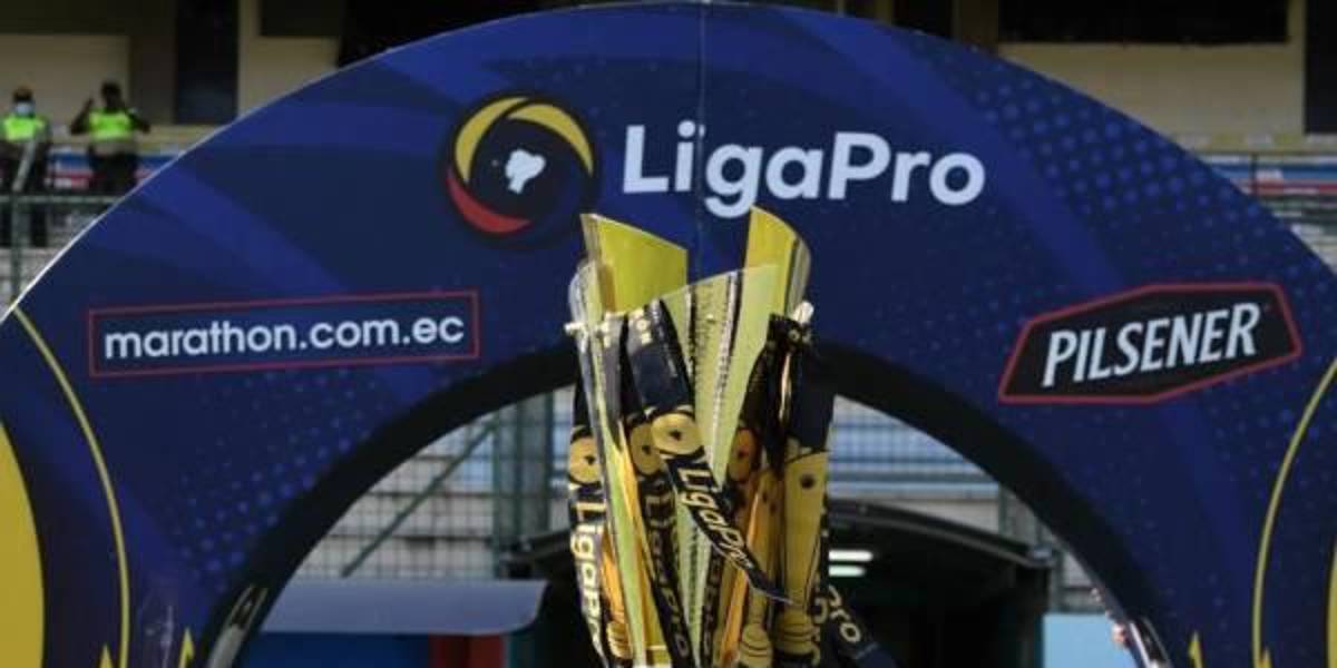 Jugadores del 9 de Octubre y San Antonio protagonizan pelea en pleno partido de la Serie B