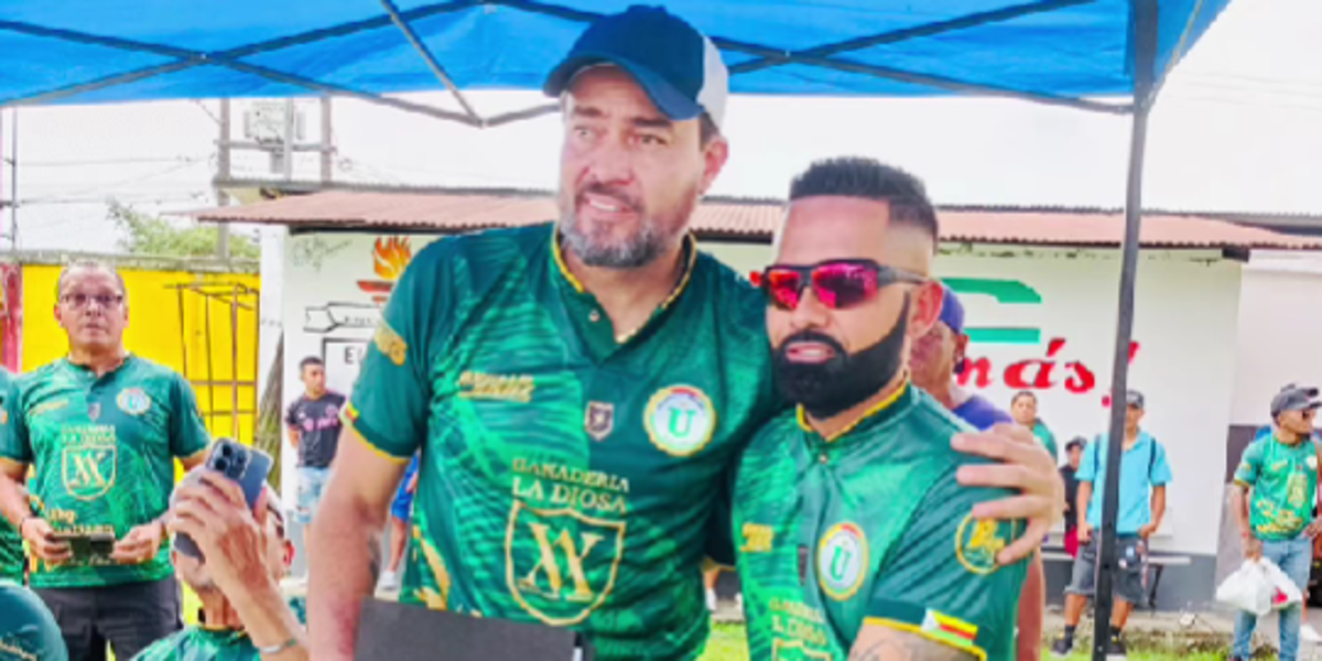 Jaime Iván Kaviedes ya firmó con Liga Deportiva Universitaria de El Carmen