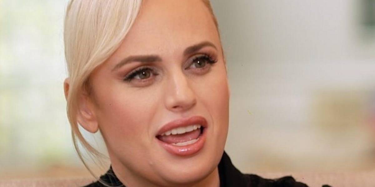 Rebel Wilson saca a la luz que un monarca británico la invitó a una fiesta sexual llena de drogas y rarezas