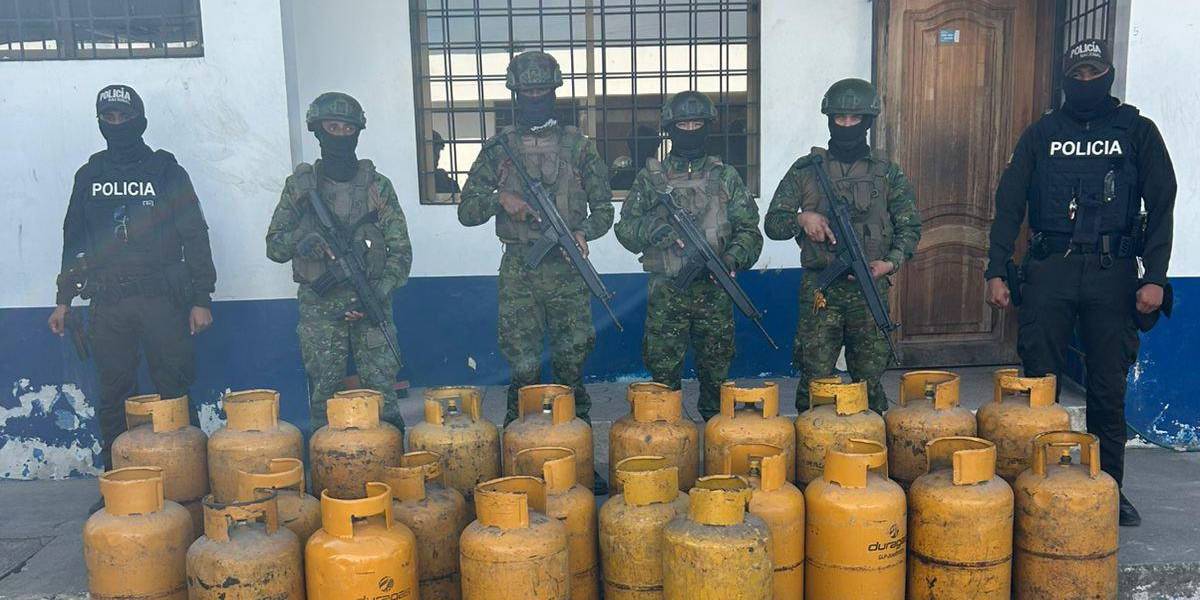 Militares hallan 23 cilindros de gas dentro de carros abandonados en Huaquillas