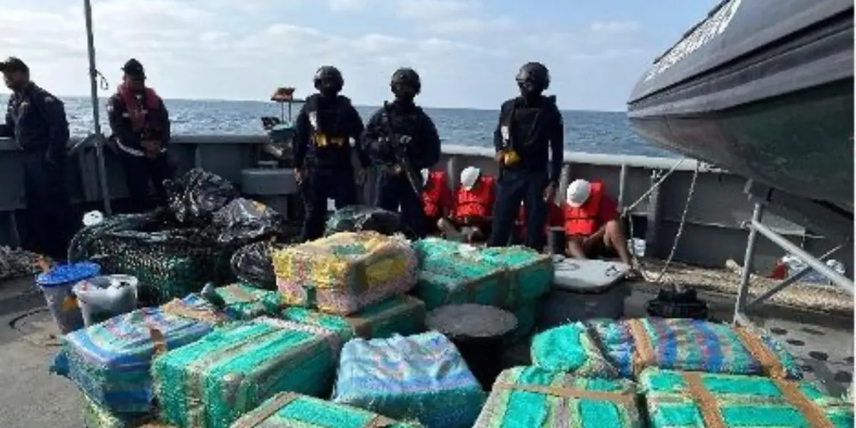 Fuerzas de seguridad de Ecuador y EE. UU. incautan 4,6 toneladas de droga y detienen a seis personas en altamar