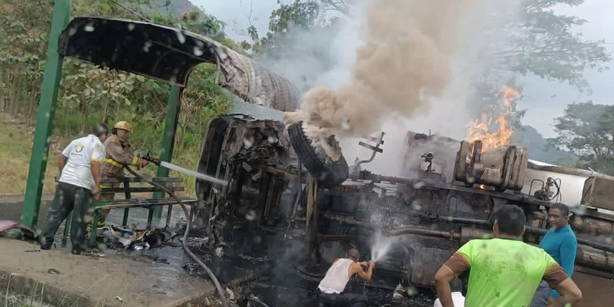 La gente colaboró con los bomberos para rescatar a dos personas que se quemaban en un auto, en Guayas