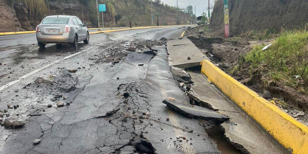 Carretera Ambato - Píllaro, inhabilitada por deslizamiento de tierra