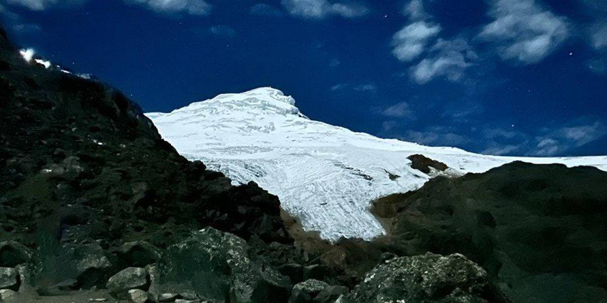 Tres montañistas llevan cinco días desaparecidos tras una avalancha en volcán Cayambe
