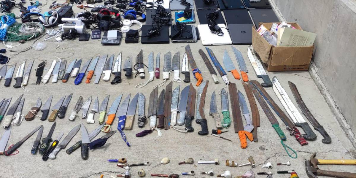 Hallan 140 armas cortopunzantes dentro de la cárcel de Cotopaxi