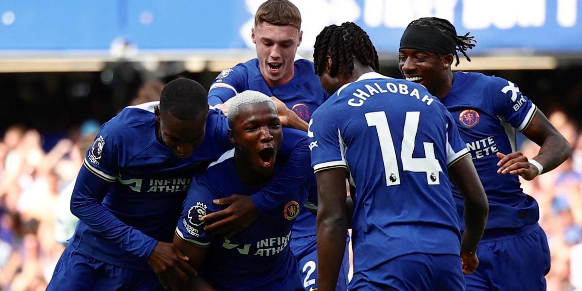 Moisés Caicedo anota su primer gol con el Chelsea