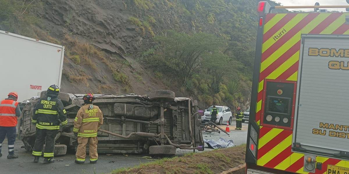 Quito: volcamiento de una camioneta dejó un fallecido en Guayllabamba