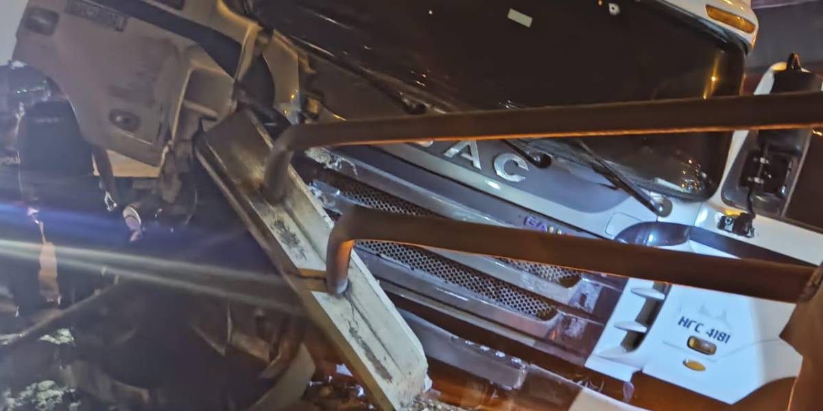 Un camión que transportaba 55 bloques de cocaína se estrelló contra un muro en el noroeste de Guayaquil