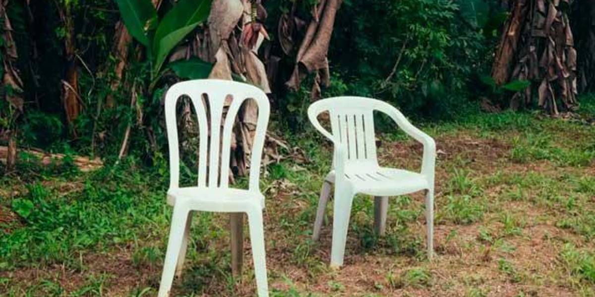 El mensaje oculto en las sillas blancas de Bad Bunny: un símbolo de nostalgia y despedida