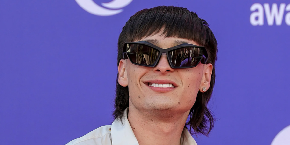 Peso Pluma enfrenta problemas personales y decide cancelar su gira, incluida su actuación en Viña del Mar