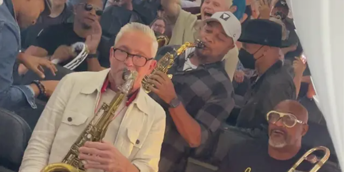 Dave Koz y su banda sorprenden a pasajeros dando un concierto en un avión