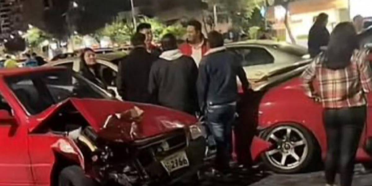 Quito: dos autos de alta gama se chocaron mientras hacían piques en la av. De los Shyris