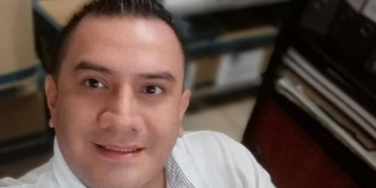 Un funcionario de la Fiscalía es asesinado mientras conducía un vehículo en Pedernales, Manabí