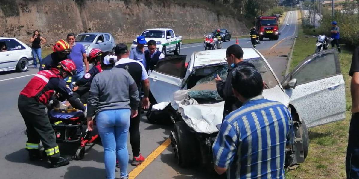 Quito: dos personas heridas tras accidente en la vía al aeropuerto