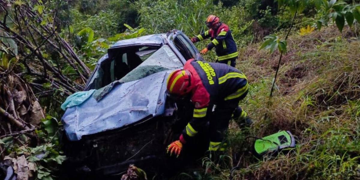 Quito | Tres personas fueron rescatadas de un vehículo que cayó por la ladera en la vía San José de Minas