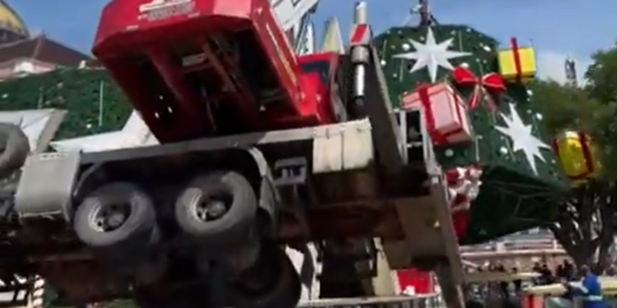 Un trabajador muere aplastado por arbol de Navidad en Brasil
