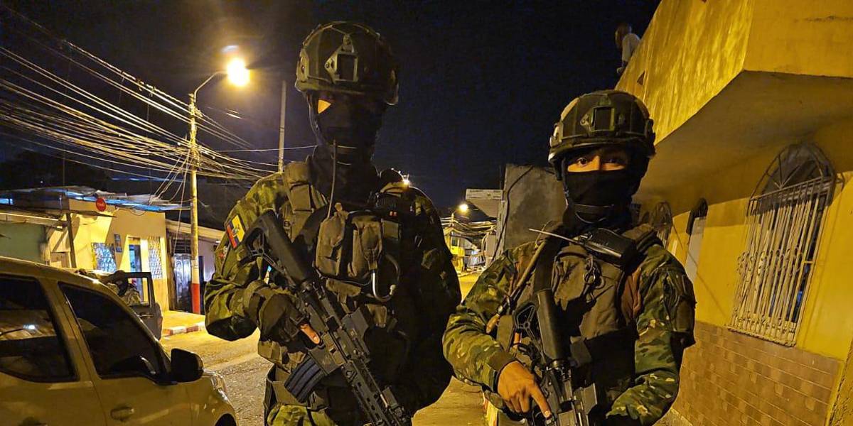 Militares decomisan arma de fuego en casa de un exfutbolista de Emelec